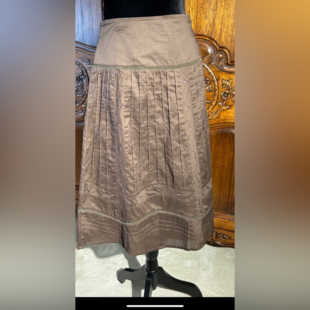 Sunny.Leigh light cotton, Aline embroidered olive skirt. SIZE 10 VGUC
